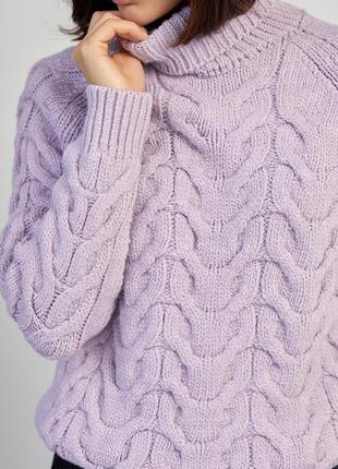 Женский свитер из крупной вязки в косичке3 фото