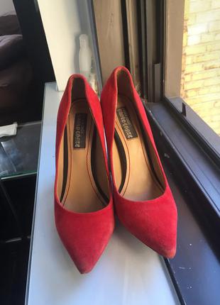 Красные стильные туфли1 фото