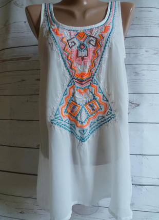 Белая блуза с вышивкой moodys