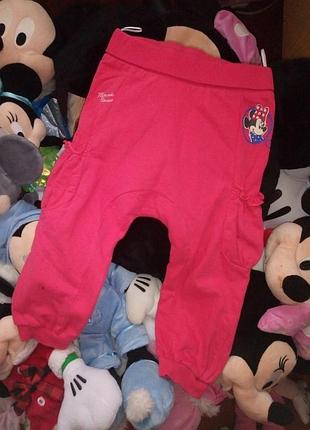 Штаны с минни маус занижена мотня. фирма дисней.размер указан 92 см