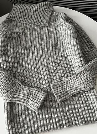 Свитер крупной вязки с высокой горловиной