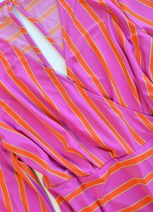 Асимметричное контрастное платье миди в полоску5 фото