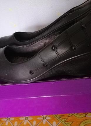 Отличные туфли на танкетке