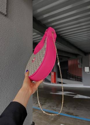 Яркая женская сумка gucci на плече формы багет5 фото