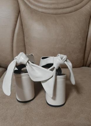 Кожаные босоножки  на расклешеном каблуке  италия2 фото