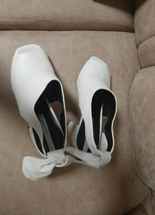 Кожаные босоножки  на расклешеном каблуке  италия5 фото