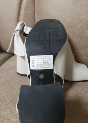 Кожаные босоножки  на расклешеном каблуке  италия9 фото