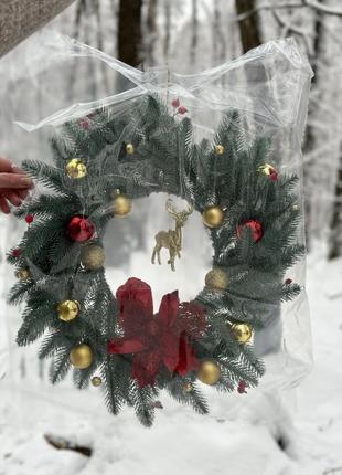 Венчик из качественной искусственной хвои.