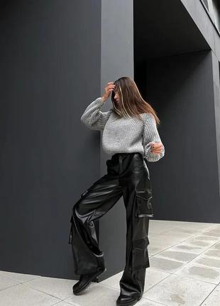 Трендові чорні штани карго екошкіра з начосом на флісі великі кишені3 фото