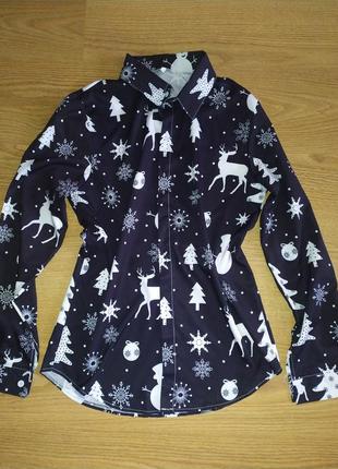 Симпатичная рубашка с новогодним принтом