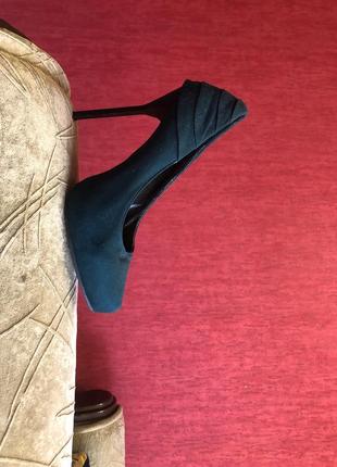 Туфлі на підборах