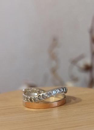 Серебряная кольца с золотой вставкой и фианитами.4 фото