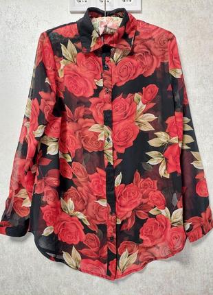 Чёрная блуза в красный принт роз prettylittlething(размер 36-38)