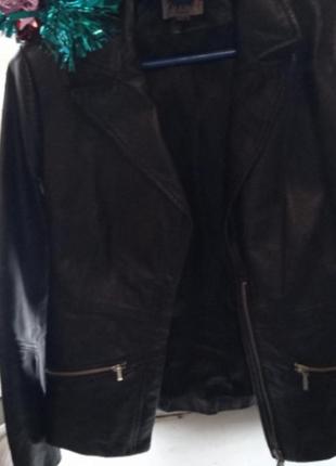 Куртка с натуральной кожи карманы и основная застежка на молнии