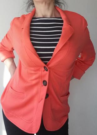 Коралловый пиджак