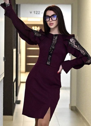 Елегантна сукня з мережевними вставками