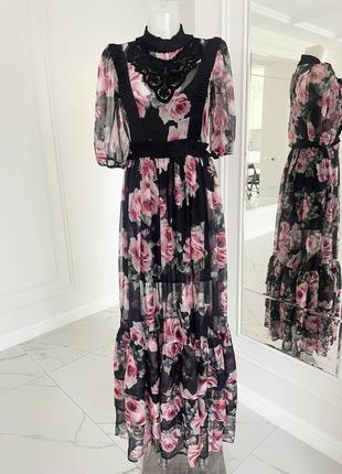 Довга красива сукня в стилі dolce & gabbana з трояндами
