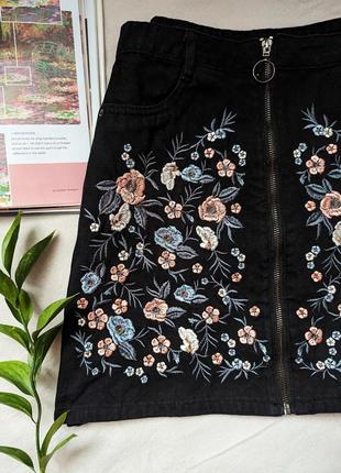 Джинсовая юбка трапеция на молнии с цветочной вышивкой бренда tu woman premium