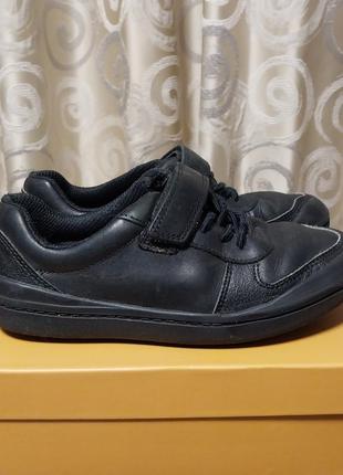 Якісні міцні зручні фірмові шкіряні кросівки  ,made im vietnam 2019
