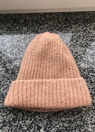 Утеплена жіноча шапка