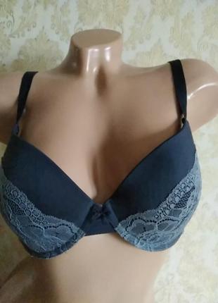 Бюстгальтер із невеликим пушапом