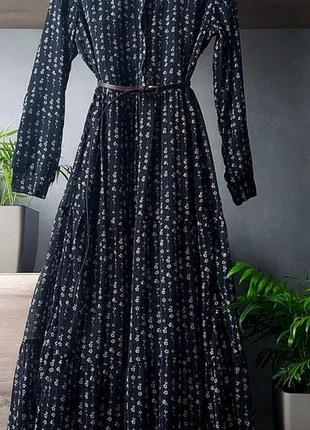 Длинное шифоновое платье с длинными рукавами.