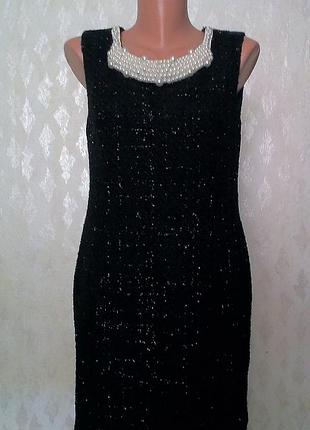 Ошатний офісний сарафан з коміром, оздобленим намистинами під перли.