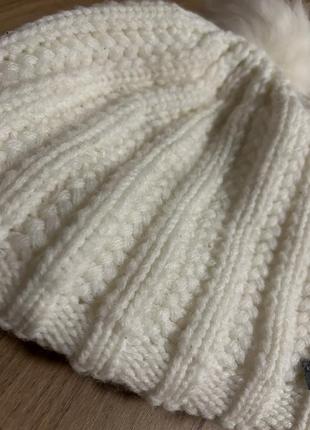 Белая теплая молочная шапка с помпоном двойная зимняя3 фото