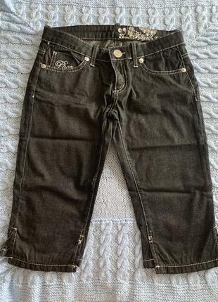 Чёрные джинсовые бриджи с серебристой вышивкой. удлинённые шорты1 фото