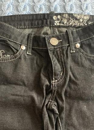 Чёрные джинсовые бриджи с серебристой вышивкой. удлинённые шорты2 фото