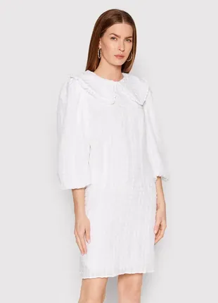 Ніжна біла сукня
