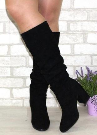 Нарядные замшевые женские высокие сапоги черные каблук1 фото