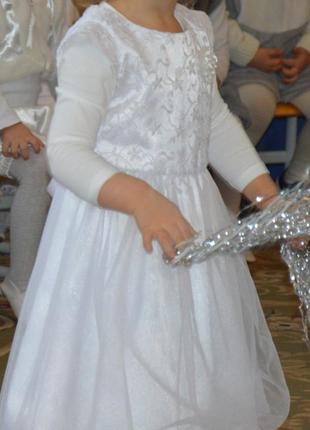 Праздничное белое карнавальное платье на девочку8 фото