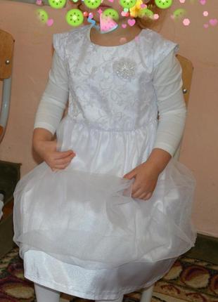 Праздничное белое карнавальное платье на девочку9 фото