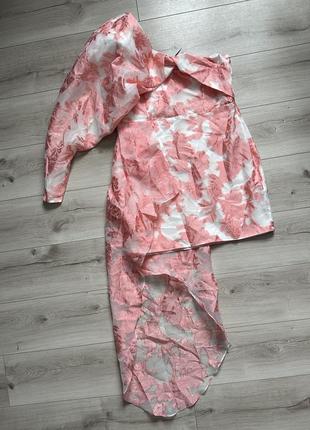 Розовое мини-платье с подолом из органзы с одним рукавом и цветочным принтом river island3 фото