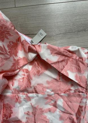 Розовое мини-платье с подолом из органзы с одним рукавом и цветочным принтом river island5 фото