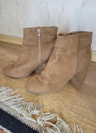 Чобіки на підборах