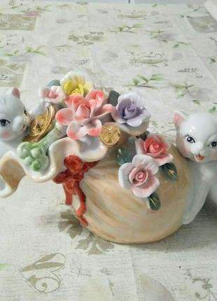 Статуетка порцеляна кошенята з квітами1 фото