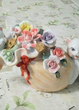 Статуетка порцеляна кошенята з квітами2 фото
