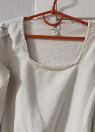 Красивая женская кофта с пышными рукавами и ожерельем из искусственного жемчуга2 фото