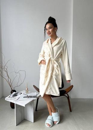 Махровый халат свободного кроя с поясом капюшоном с длинными рукавами теплый базовый по колено короткий коричневый белый5 фото