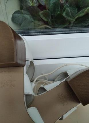Белые кожаные босоножки на устойчивом каблуке5 фото
