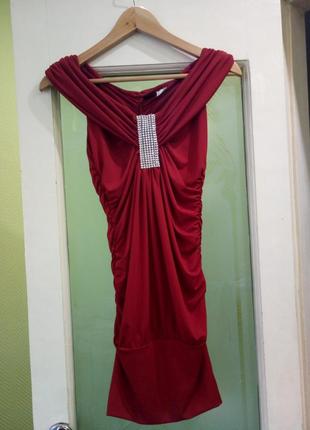Бордовое вечернее короткое облягающее платье с v - образным вырезом и  открытыми плечами