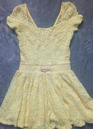 Шикарное гипюровое платье лимонного цвета2 фото
