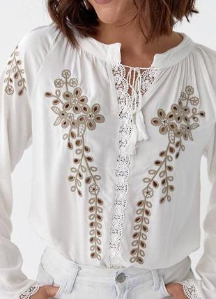 Колоритна українська вишиванка жіноча, біла блуза з вишивкою