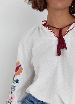 Колоритна українська вишиванка жіноча, біла блуза з довгим рукавом та вишивкою4 фото