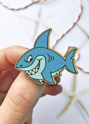 Деревянный значок «синяя акула»3 фото