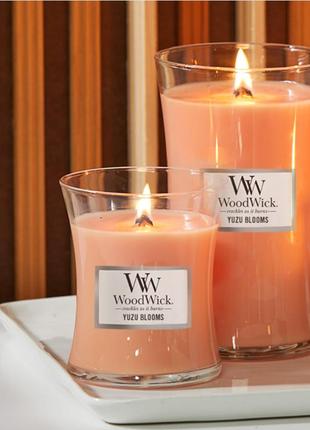 Ароматична свічка з ніжними квітковими нотами woodwick mini yuzu blooms 85 г