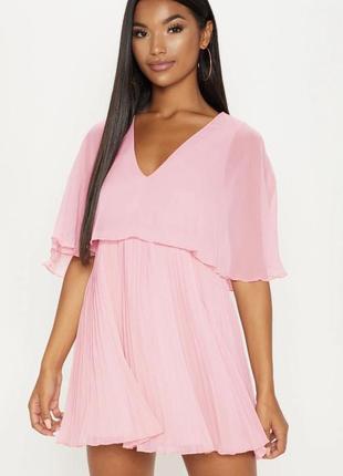 Коктейльное розовое платье с плиссированной юбкой prettylittlething