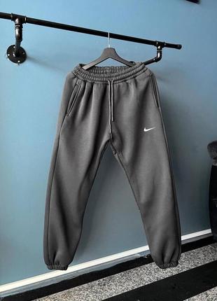 Мужские брендовые брюки найк темно серые / качественные спорт штаны nike на флисе